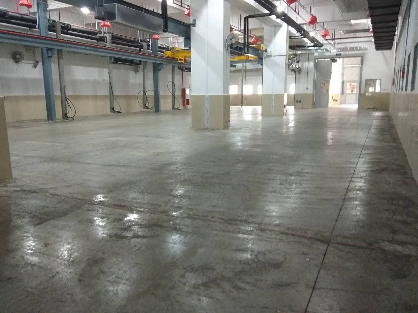 為什么我不爽快地告訴你環(huán)氧地坪漆施工價(jià)格是多少錢一平方？